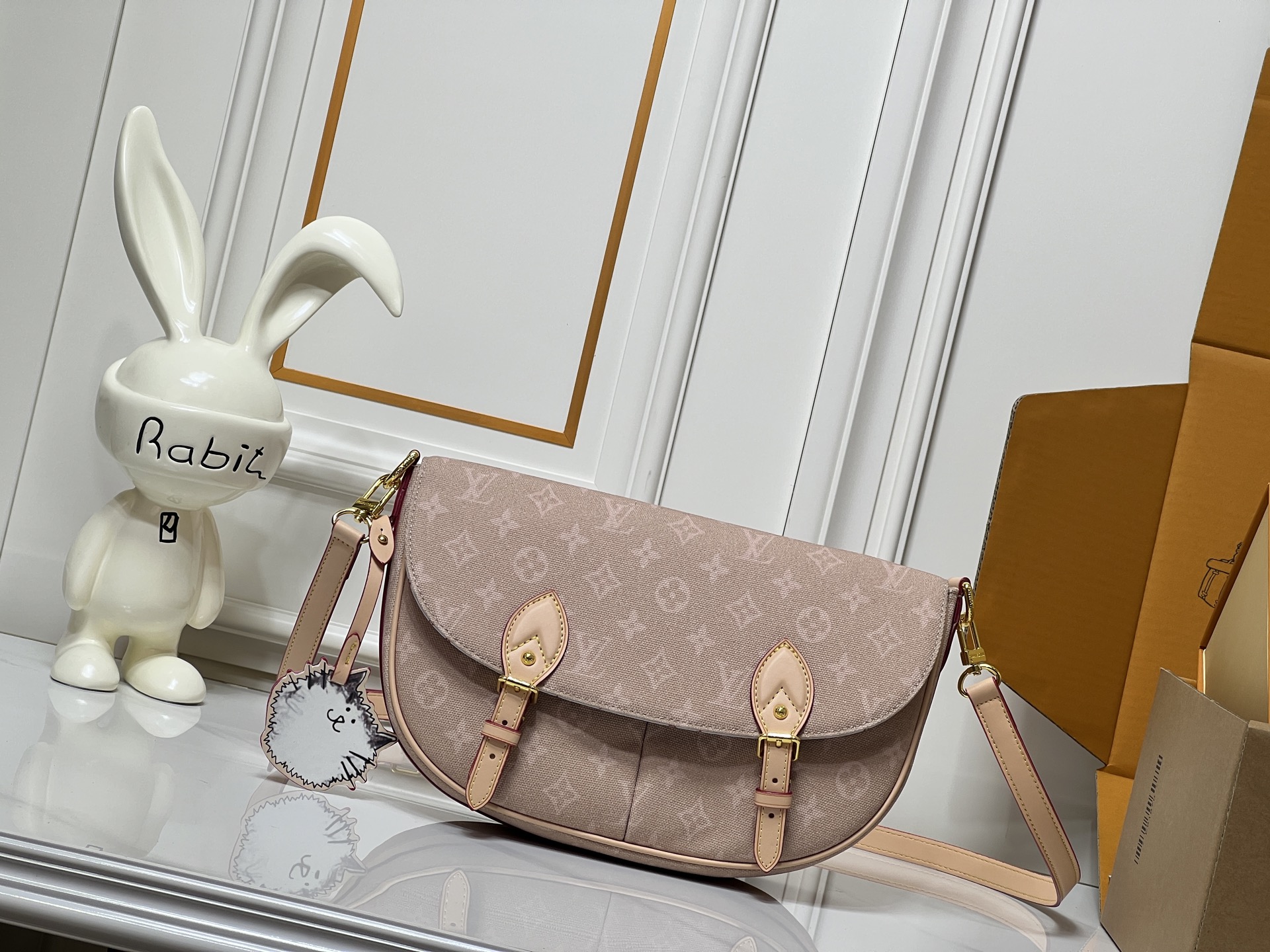 Louis Vuitton LV Classic Handbag Premium Canvas Model M46018 Padlock Detail Business Casual Luxury Designer